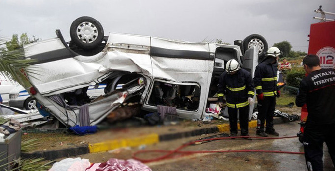 Son dakika haberi... Antalya'da tur midibüsü devrildi: Ölü ve yaralılar var