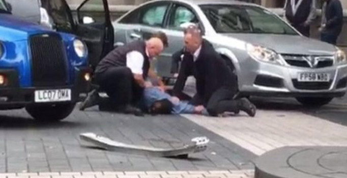 Son dakika! Londra'da bir araç kalabalığın arasına daldı