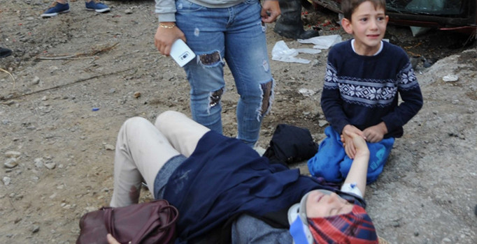 Yaralı annesinin elini tutup, 'Anneciğim beni bırakma' diye gözyaşı döktü