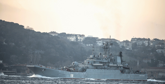 Boğaz'dan geçen Rus gemisine denizaltı sürprizi