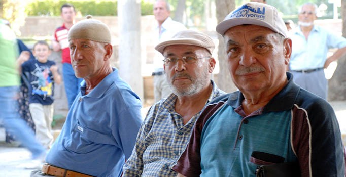 Emeklililere 100 TL zam komisyonda kabul edildi