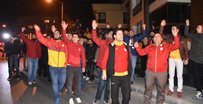 Taraftarlar Florya'da yönetim ve futbolculara protesto etti
