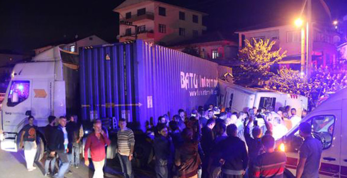 2 TIR ile servis minibüsü çarpıştı: 20 yaralı