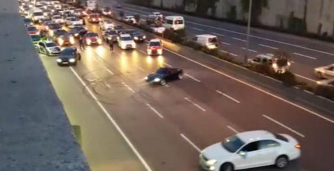 İstanbul'da yolu kapatıp drift yaptılar!