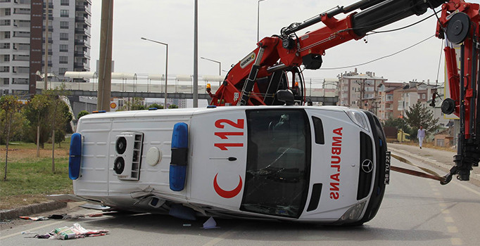 Sivas'ta ambulansla otomobil çarpıştı: 1 ölü, 2 yaralı