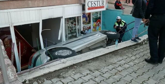 Park etmeye çalıştığı otomobille 3 metrelik boşluğa düştü