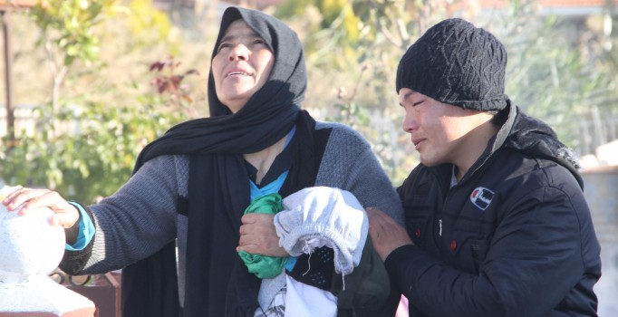 Suriyeli anne ölü çocuğunu 5 km kucağında taşıdı