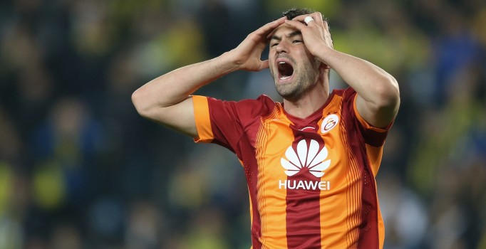 Beşiktaş Galatasaray derbisinde sakatlanan Burak Yılmaz ilk yarı kapattı