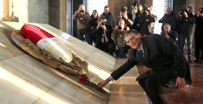 Aziz Sancar, Ata'ya kırmızı karanfil bırakıp dua etti