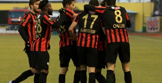 Eskişehirspor Ziraat Türkiye Kupası'nda Boluspor'u 2-0 ile geçti
