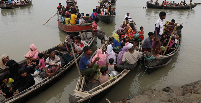Arakanlı Müslümanları taşıyan tekne battı 10 çocuk öldü