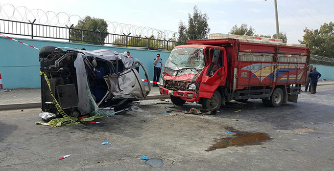 Mersin'de otomobille kamyonet çarpıştı: 1 ölü, 1 yaralı