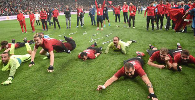 SON DAKİKA!  Millilerimiz tarih yazdı! Avrupa şampiyonu Türkiye...