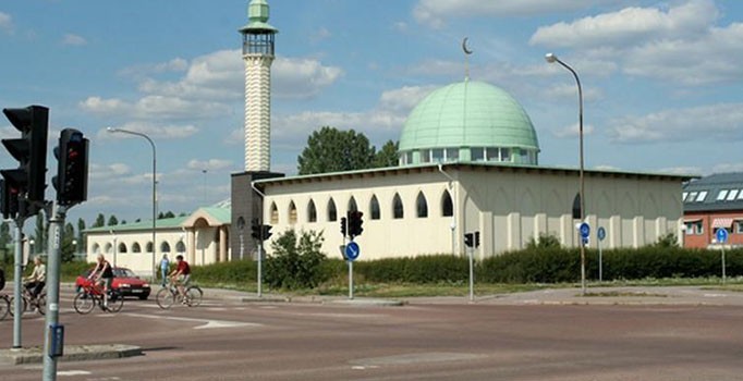 İsveç'te cami arazisine 'domuz kafalı' çirkin saldırı