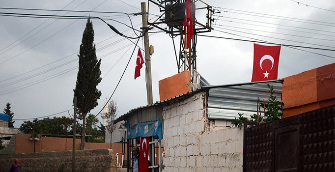 Suriye sınırındaki evlere Türk bayrağı asıldı