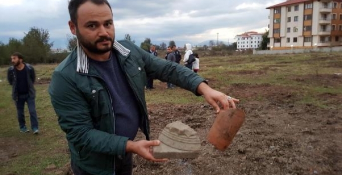 İnşaat kazısı sırasında Roma dönemine ait mezar taşları bulundu