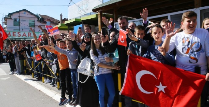 Cumhurbaşkanı Erdoğan Sırbistan'da Türk bayraklarıyla karşılandı