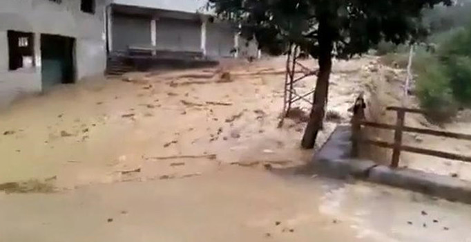 Rize'de bugün başlayan ve aralıklarla şiddetini artıran yağmur etkili oluyor