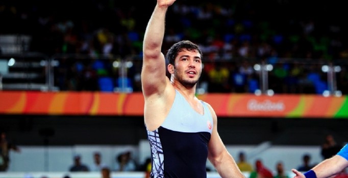 Milli güreşçi Cenk İldem, silahlı saldırıya uğradı