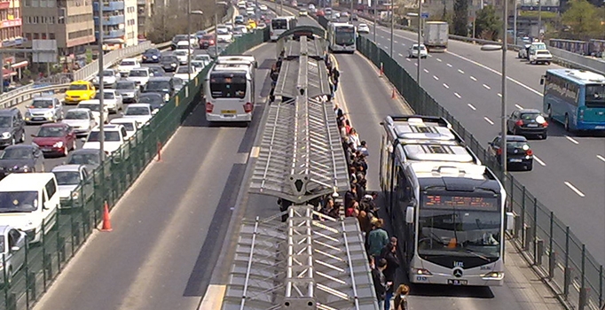 Metrobüs Söğütlüçeşme-Cevizlibağ seferleri iptal