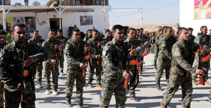 Üniformalı teröristlerin töreninde Öcalan fotoğrafları