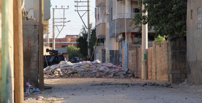 Erzurum'da bildiriye imza atan akademisyene yurt dışı yasağı