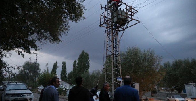 Varto’da elektrik trafosu patladı