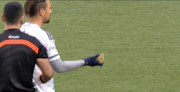 Fenerbahçe - Tuzlaspor maçında sahaya yumruk büyüklüğünde taşlar atıldı