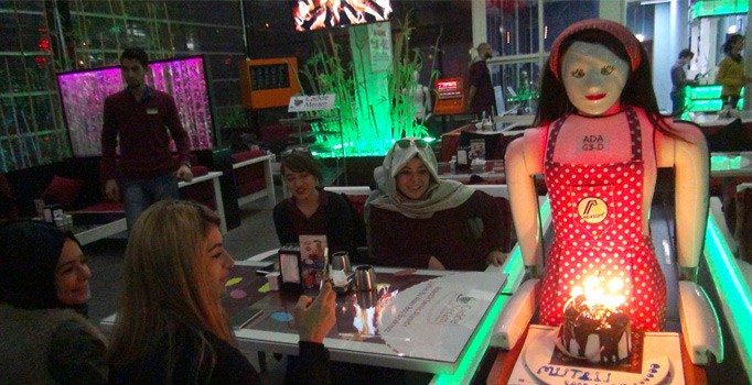 İnsan değil onlar 'İnsansı Robot'!