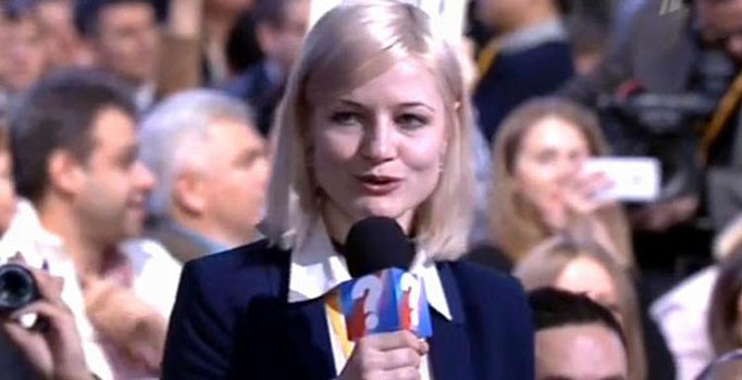 Türk bayraklı Rus muhabir Elena Teslova'dan Putin'e zor yaptırım sorusu