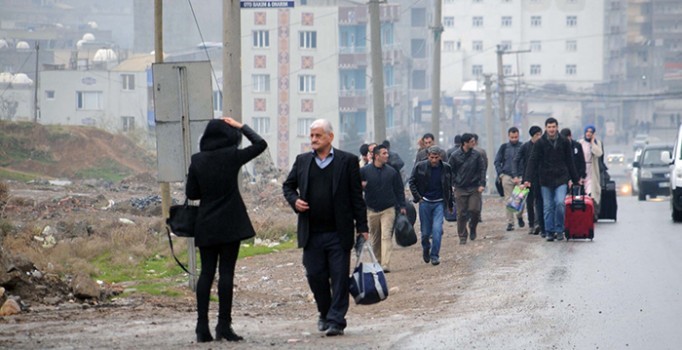 PKK'nın hendek terörü yüzünden 200 bin Kürt göç etti