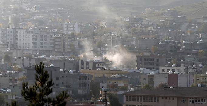 PKK'lılar Cizre'de 2 okulun çatısını yaktı, itfaiyeye ateş açtı
