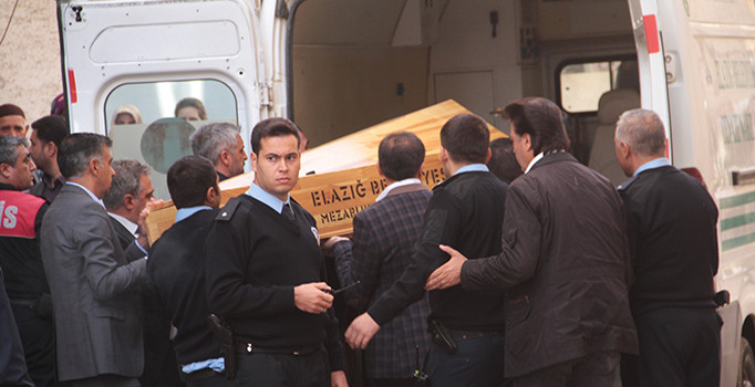 Elazığ'da bir baba, 22 yaşındaki kızını boğazını keserek öldürdü