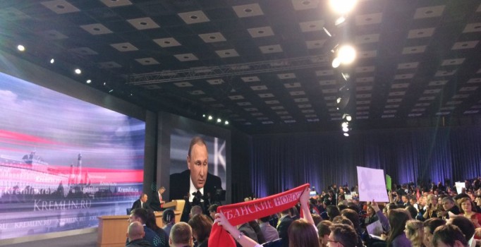 Kadın gazeteci, Putin'e soru sorabilmek için 'Hamileyim' pankartı taşıdı