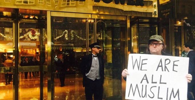 Michael Moore, Trump'ın kulesinin önünde 'Hepimiz Müslüman'ız' pankartı açtı