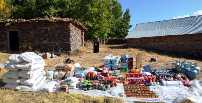 Bingöl'te PKK'lı teröristlere ait yaşam malzemeleri ele geçirildi