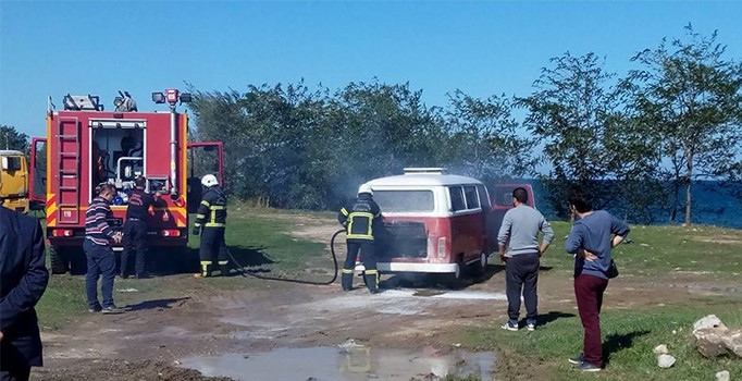Seyir halindeki minibüs alev aldı