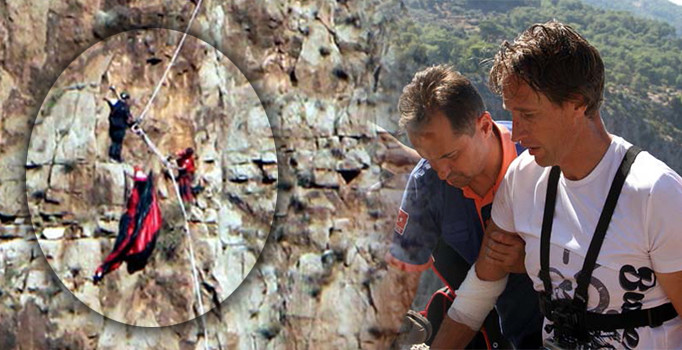 Kayalıklarda mahsur kalan paraşütçü kurtarıldı | Muğla haberleri