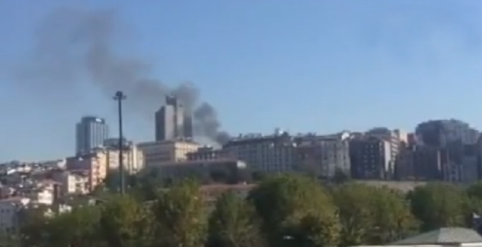 Son dakika! Beyoğlu'nda 6 katlı binada yangın