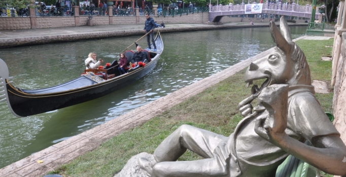 Akın akın 'Çekirdek Çitleyen Eşek' heykelini görmeye geliyorlar