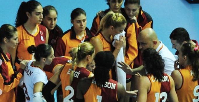 Gent Galatasaray maçında taraftar sahaya indi