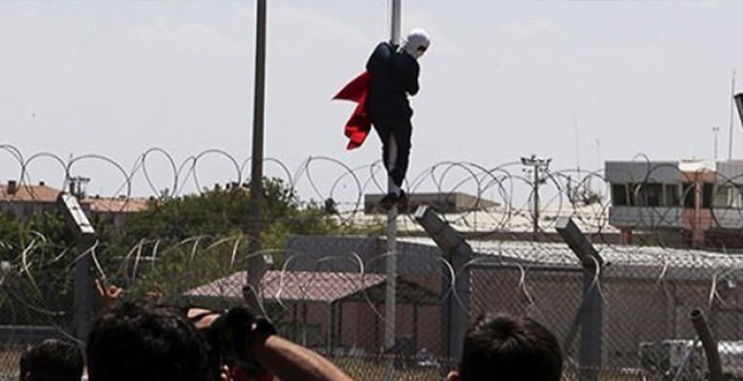 Türk bayrağını indiren kişinin cezası belli oldu