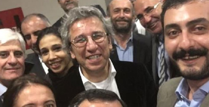 Tutuklu gazeteci Can Dündar 17-25 Aralık soruşturmasında hakim karşına çıktı