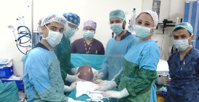 Karın ağrısı şikayetiyle gitti, rahminden 5 kilo ur çıktı