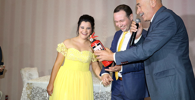 Nişan töreninde takı yerine yangın tüpü
