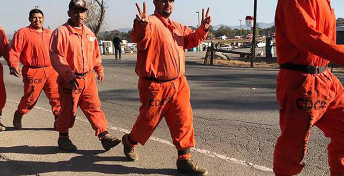 1 haftadır söndürülemeyen yangın için mahkumlar da devrede