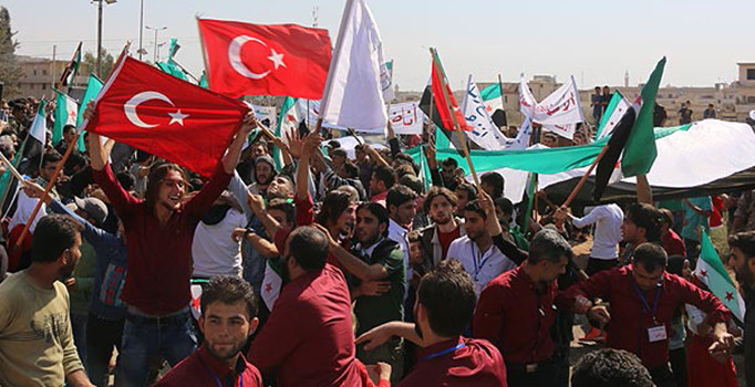 Son dakika! Suriyeliler rejim protestosunda Türk bayrakları açtı