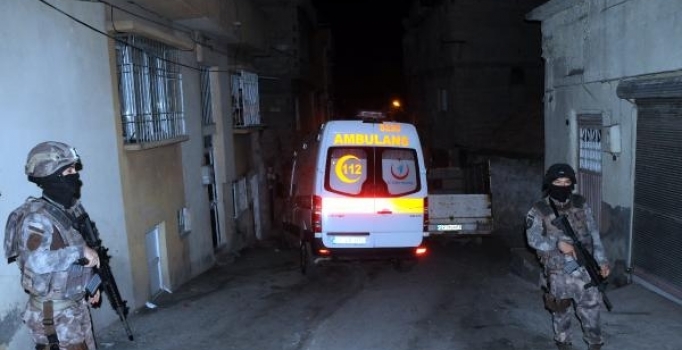 Polisi gören firari hükümlü, girdiği evdeki aileyi tabancayla rehin aldı