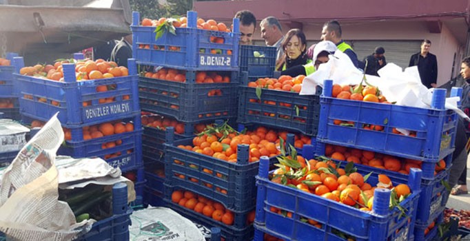 Kadirli Belediyesi Rusya'yı protesto için sebze meyve dağıttı