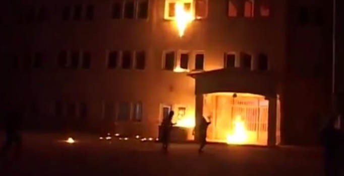 PKK'lılar Hakkari Anadolu lisesini ve yurdunu böyle ateşe verdi